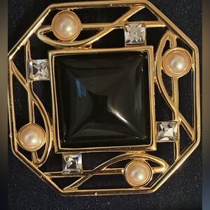 06:01 Vintage Monet Classic Brooch